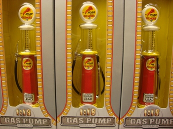 Benzine pomp - naft pomp Gilmore met meetglas  1/18