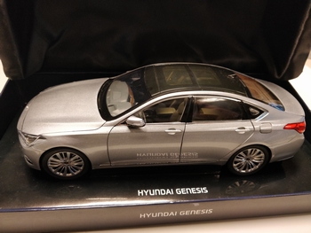 Hyundai Genesis 2014  Zilver - Silver  1/18