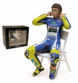 Valentino Rossi figurine Checking the Ear Plugs Moto GP 2014 1/12