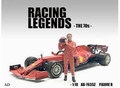 Racing Legends 70s Piloot met rode helm in zijn handen 1/18